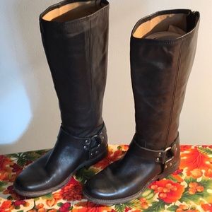 FRYE SZ. 6 B BLACK KNEE BOOTS 2 BUCKLES BACK ZIP
